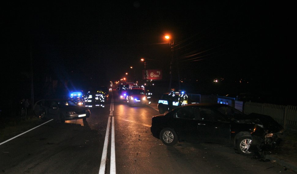 Noc. zdjęcie przedstawia ulicę, na której znajdują się służby ratunkowe oraz rozbity samochód 