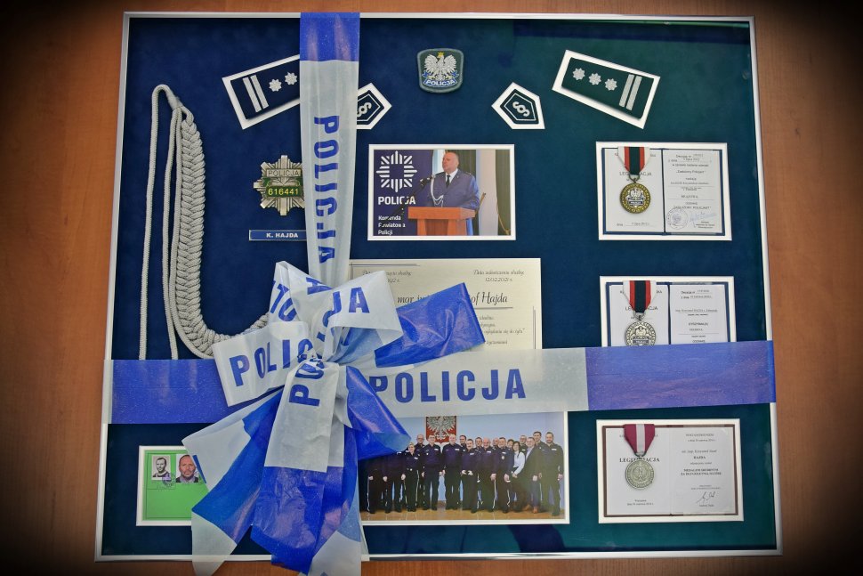 Gablota, w której znajdują się między innymi, sznur oficerski, imiennik, legitymacja służbowa oraz medale.  