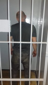 mężczyzna stojący w celi