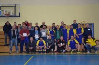 Zdjęcie przedstawia kilkanaście osób, zawodników biorących udział w turnieju piłkarskim oraz Komendanta Powiatowego Policji w Tarnowskich Górach