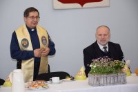 Zdjęcie przedstawia Komendanta Powiatowego Policji w Tarnowskich Górach mł. insp. Krzysztofa Hajdę oraz kapelana Joachima Gondro