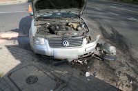 Zdjęcie przedstawia rozbity samochód marki Volkswagen, z podniesioną do góry maską