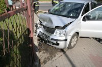 Zdjęcie przedstawia rozbity samochód marki Fiat Panda. Pojazd ma otwarte drzwi od strony kierowcy.
