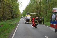 zdjęcie przedstawia helikopter - Lotnicze Pogotowie Ratunkowe. na zdjęciu widać również grupę strażaków oraz karetkę pogotowia i ratowników medycznych