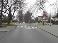 zdjęcie przedstawia skrzyżowanie ulic. W prawym rogu zdjęcia widać znaki: STOP oraz przejście dla pieszych.