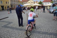 chłopak na rowerze w obecności policjanta pokonuje tor przeszkód