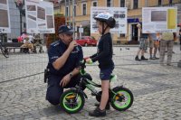 policjant rozmawiający z chłopakiem na rowerze