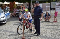 chłopak w kasku na rowerze przy stojącym policjancie