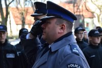 Pierwszy Zastępca Komendanta Powiatowego Policji w Tarnowskich Górach podinsp. Sławomir Bylick przed tablicą pamięci oddaje honor