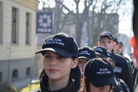 grupa młodzieży, która ma na głowach czapki z daszkiem z napisem „klasa policyjna”