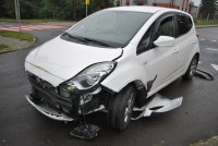 Na zdjęciu widać samochód Hyundai, który ma rozbity przód