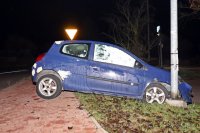 Na zdjęciu widać samochód osobowy, który uderzył w przydrożną latarnię