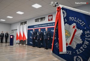 na zdjęciu sztandar komendy wojewódzkiej policji w Katowicach a za nim komendanci