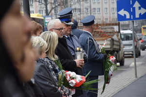 na zdjęciu komendant powiatowy policji w towarzystwie burmistrza miasta i przedstawicieli służby więziennej na chodniku przed komendą