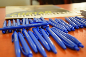 na zdjęciu niebieskie długopisy na blacie stołu, na nich napis Rekrutacja - www.slaska.policja.gov.pl policję tworzą ludzie.. twórzmy ją razem